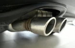 Des tuyaux d'échappement d'une voiture Volkswagen. Le géant allemand de l'automobile Volkswagen a enregistré en 2015 sa première perte annuelle depuis plus de 20 ans, touché de plein fouet par le scandale des moteurs diesel truqués