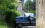 Une voiture de gendarmerie bloque une voie menant à la maison où un homme a tué cinq personnes avant d'être abattu par le GIGN, le 20 juillet 2022 à Douvres, dans l'Ain