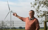 Le maire de Montagne-Fayel, Jean-Marie Turlot, montre une éolienne installée près d'une maison