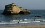 Des sauveteurs à la recherche d'un homme porté disparu après l'effondrement d'une falaise, à Biarritz, le 25 juin 2026