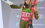 l'Américaine Mikaela Schffrin pose sur le podium avec le trophée de la 2e place au géant de Sölden, le 26 octobre 2019