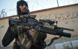 Un taliban monte la garde devant le siège des services de renseignement à Jalalabad, en Afghanistan, le 12 décembre 2021