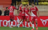 La joie des Monégasques, après l'ouverture du score par le milieu de terrain russe Aleksandr Golovin (2e g), face à Nice, lors de la 33e journée de la Ligue 1, le 20 avril 2022 au Stade Louis II