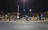 Capture d'écran d'une vidéo prise de l'AFPTV qui montre des  personnes dans les rues de Marrakech le 9 septembre 2023 après un puissant séisme