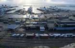 Des camions attendent devant l'entrée du port de Douvres, le 24 décembre 2020 au Royaume-Uni