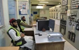 Des techniciens dans la salle de contrôle du barrage hydroélectrique de Kajaki, dans la province du Helmand, le 21 mars 2021 en Afghanistan