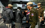 La police indienne fouille un véhicule dans la vieille ville de Delhi le 11 novembre 2025 où une l'explosion d'une voiture a fait au moins huit morts la veille
