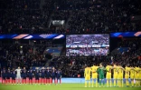 Les joueurs français et kazakhs observent une minute de silence en hommage aux victimes des attentats du 13 novembre 2015, avant le début de leur match comptant pour les éliminatoires de la Coupe du monde 2022 au Qatar, le 13 novembre 2021 au Parc des Princes à Paris