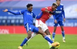 Le milieu de Leicester Wilfred Ndidi (g) à la lutte avec celui de Manchester United Paul Pogba, le 26 décembre 2020 à Leicester