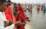 Des pèlerins hindous se baignent dans les eaux froides du confluent des fleuves sacrés du Gange, de la Yamuna et de la Sarasvati à Prayagraj en Inde, le 13 janvier 2025
