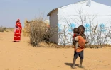 Deux jeunes réfugiés soudanais sont photographiés près d'un abri dans le camp de réfugiés de Farchana, le 7 avril 2024