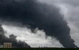 De la fumée noire s'élève de la raffinerie de pétrole de Gazprom Neft, dans la banlieue sud-est de Moscou, après des frappes ukrainiennes, le 18 juin 2026 en Russie