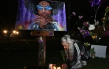 Fleurs et bougies devant un portrait de Prince, déposés le 21 avril 2016 devant son domicile à Minneapolis dans le Minnesota 