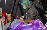 Une personne reçoit des soins après avoir été blessée dans le puissant séisme qui a secoué l'île indonésienne de Florès, dans l'est de l'archipel, le 15 août 2026 à Ruteng, dans la province de Nusa Tenggara Est
