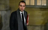 Sébastien Lecornu, le ministre des Outre-mers devant l'Hôtel Matignon à Paris, le 22 novembre 2021