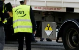 Des membres de l'Autorité de sûreté du nucléaire (ASN) contrôlent un conteneur transportant du combustible nucléaire irradié, le 14 septembre 2018 à Cherbourg dans la Manche