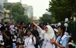 Des étudiants manifestent à Dacca après la mort de deux jeunes percutés par un bus qui roulait trop vite, le 4 août 2018 au Bangladesh