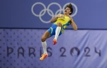 Le Suédois Armand Duplantis franchit 6,25 m et établit le nouveau record du monde lors de la finale du saut à la perche masculin de l'épreuve d'athlétisme des Jeux Olympiques de Paris 2024, le 5 août 2024 au Stade de France à Saint-Denis, au nord de Paris