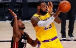 LeBron James, la star des Los Angeles Lakers, face à Jimmy Butler du Miami Heat dans le match N.4 de la série en finale NBA le 6 octobre 2020 à Lake Buena Vista en Floride