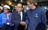 Le président François Hollande serre l'a main d'un salarié des chantiers navals de Saint-Nazaire, le 13 octobre 2015