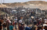 Des Palestiniens rassemblés près d'un point de distribution d'aide de la GHF, le 4 août 2025 dans le centre de la bande de Gaza