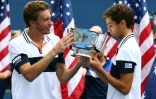 Les Français Nicolas Mahut (g) et Pierre-Hugues Herbert après leur victoire en double à l'US Open, le 12 septembre 2015 à New York