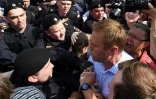 L'opposant russe Alexeï Navalny interpellé lors d'une manifestation anti-POutine à Moscou, le 5 mai 2018
