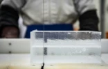 Un employé découpe de la glace à l'usine Kuramoto Ice à Kanazawa, au Japon, le 15 juin 2026