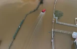 Vue aérienne montrant des membres des services de secours à bord d'un aéroglisseur dans une rue inondée de Redon, en Ille-et-Vilaine, le 31 janvier 2025