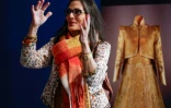Hana Al Banna-Chidiac, commissaire de l'exposition "Au fil de l'or, l'art de se vêtir de l'Orient au Soleil-Levant, au Musée du Quai Branly à Paris, le 19 février 2025