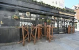 Des tables entassées devant un pub fermé, le 14 avril 2020 à londres