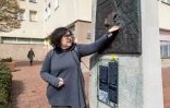 Agnieszka Haska, du Centre polonais de recherche sur l'Holocauste, montre la zone du ghetto de Varsovie sur une plaque commémorative rue Chlodna, le 12 avril 2023 en Pologne
