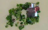 Vue aérienne d'une maison cernée par les eaux, le 28 novembre 2025 à Kangar en Malaisie