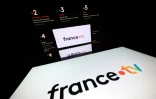Logos du groupe France Télévisions et de ses chaînes, le 12 mars 2025 à Toulouse