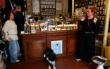 Rebecca Anhalt (d), propriétaire du café pour chiens "Le Bone Appart" et une membre de son personnel, le 7 mai 2026 à Paris