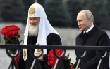 Le président Vladimir Poutine et le Patriarche russe Kirill déposent des fleurs au pied du monument à Dmitri Pojarski et Kouzma Minine, le 4 novembre 2018 à Moscou