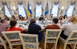 Photo prise et publiée par le service de presse de la présidence ukrainienne, le 24 juillet 2025, du président ukrainien Volodymyr Zelensky (c) lors d'une réunion avec des journalistes à Kiev