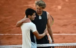 Carlos Alcaraz et  Alexander se saluent après la victoire de l'Allemand face à l'Espagnol, 6-4, 6-4, 4-6, 7-6 (9/7), en quart de finale du tournoi de Roland-Garros, le 31 mai 2022