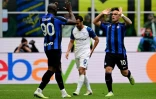 Lautaro Martinez (d) félicité par son coéquipier Romelu Lukaku, après le premier de ses deux buts contre la Lazio, le 30 avril 2023 à San Siro