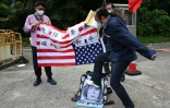 Un partisan du régime chinois proteste contre la visite de Nancy Pelosi à Taïwan, le 3 août 2022 à Hong Kong