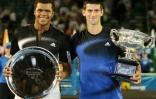Le Serbe Novak Djokovic, vainqueur de l'Open d'Australie pose à côté du Français Jo-Wilfried Tsonga, après sa victoire en finale, 4-6. 6-4. 6-3. 7-6, le 27 janvier 2008 à Melbourne