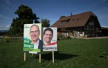 Les affiches électorales de deux candidats de l'UDC avant les élections législatives, le 19 septembre 2023 près de Kerzers, en Suisse
