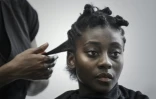 Une cliente d'un salon de coiffure afro spécialisé dans le cheveu naturel frisé et crépu à Bagneux (Hauts-de-Seine), le 19 octobre 2017