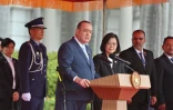 La présidente taïwanaise Tsai Ing-wen  écoute le discours de son homologue guatémaltèque Alejandro Giammattei (c), le 25 avril 2023 à Taipei
