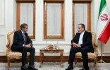 Cette photo fournie par le ministère iranien des Affaires étrangères montre le chef de la diplomatie iranienne Abbas Araghchi (d) recevant le directeur général de l'AIEA Rafael Grossi (g) au siège du ministère à Téhéran, le 16 avril 2025