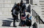 Des policiers israéliens contrôlent les identités de jeunes palestiniennes à la Porte de Damas à Jérusalem, le 17 février 2016