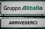Un panneau à l'extérieur du centre de la direction  d'Alitalia à Rome, le 18 mars 2008 
