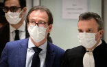Guillaume Lambert (g), l'ancien directeur de la campagne de Nicolas Sarkozy, quitte le tribunal de Paris, le 17 mars 2021