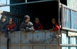 Des enfants à bord d'un camion fuient la dernière poche du groupe Etat islamique (EI) à Baghouz, dans l'est de la Syrie, le 20 février 2019
