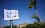 Un panneau annonce le sommet de la paix du 13 octobre 2025 à Charm el-Cheikh, en Egypte